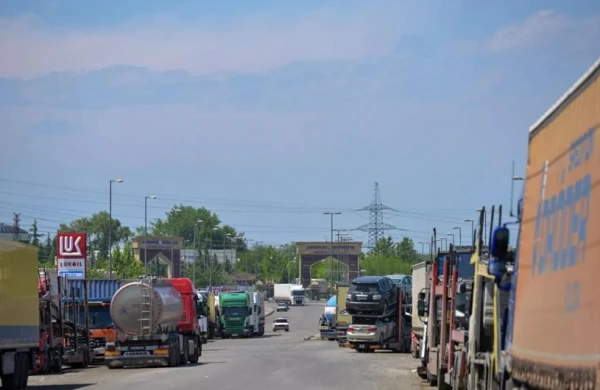 Автомобили, направляющиеся из Грузии в РФ, могут осуществлять процедуры на границе с Азербайджаном