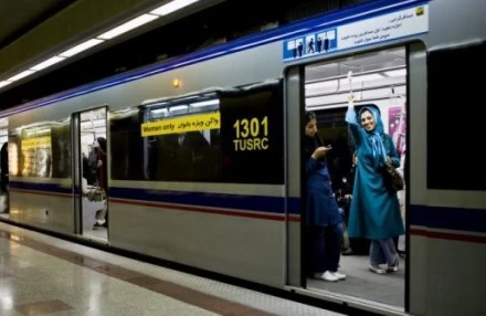 Tehran metrosunda qadınlar hicabsız rəqs etdi - VİDEO