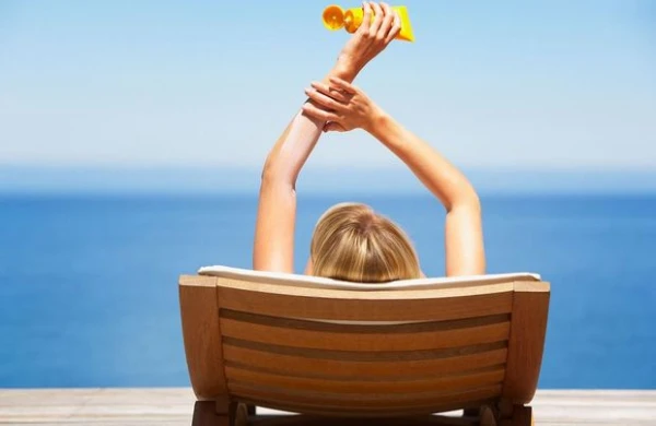 Врач объяснила, кому опасно загорать на солнце