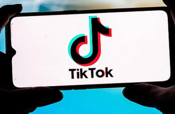Bakıda oğlan gecə yarısı “Tik-tok”da canlı yayıma çıxan sevgilisini döydü - DETALLAR