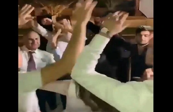 Məzun günündə daha bir müəllimin rəqsi sosial şəbəkələrdə maraqla qarşılanıb.