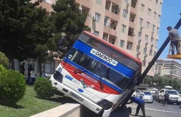 Bakıda marşrut avtobusu qəzaya uğrayıb