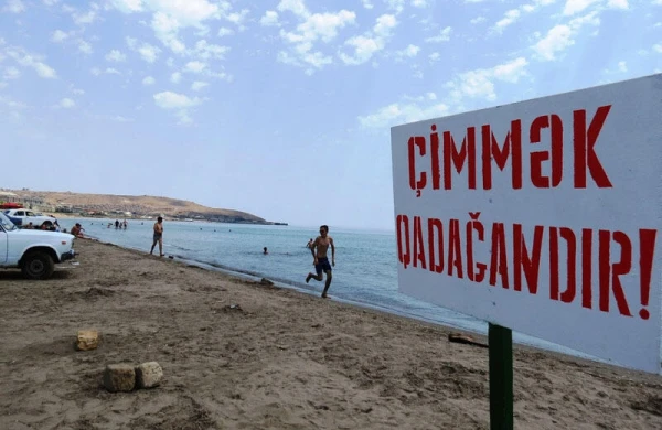 Qadağan olunmuş çimərliklərə üz tutanlar: Siz hər an xəstəliyə yoluxa bilərsiniz - VİDEO