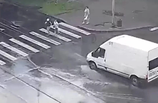 Mikroavtobus yolu keçən məktəbliləri vurdu - VİDEO