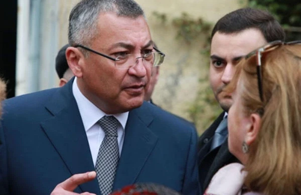 Rövşən Rzayevin qohumu şəhid bacısından 20 min alıb?
