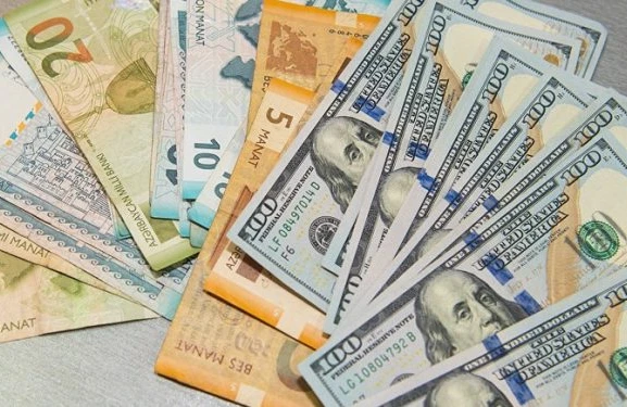 Dollar bahalaşır, avro ucuzlaşır – Manat necə olacaq?
