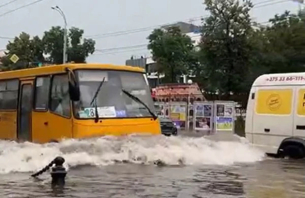 Belarus küçələrində avtobuslar “üzür” – FOTO