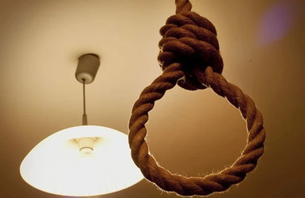 Azərbaycanda iki uşaq anası ata evində özünü asdı