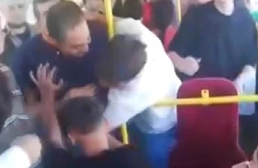 Telfonundakı şəkli görənlər şoka düşdü - Avtobusdakılar döyüb bu hala saldılar - VİDEO