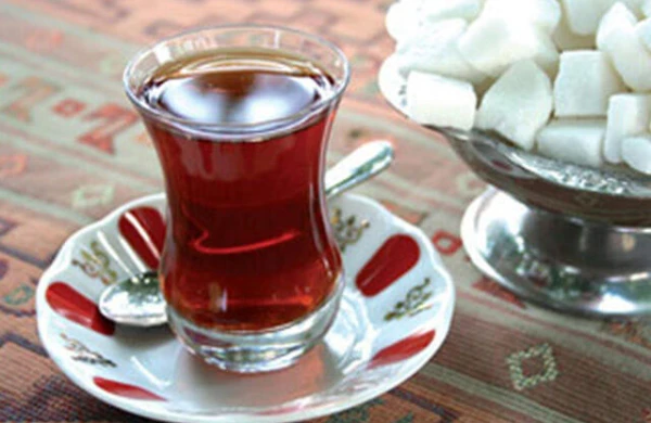 Yayda isti çay içməyin faydaları