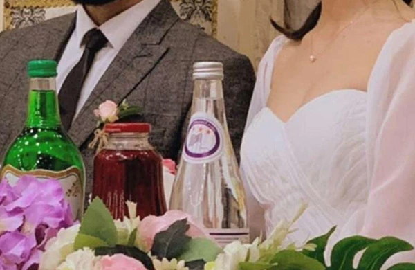 Azərbaycanlı aktrisa nişanı qaytardı - FOTO