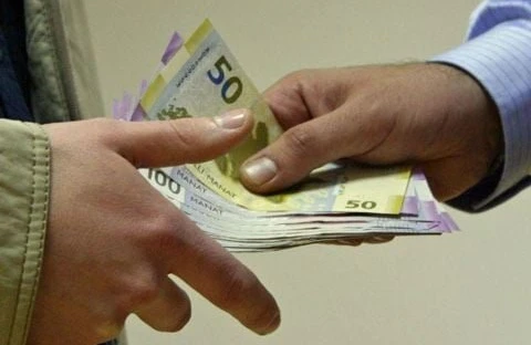 Vəzifəli şəxs rüşvət alarkən yaxalandı
