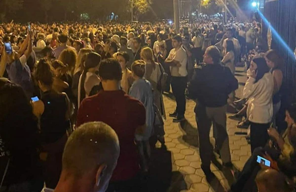 SON DƏQİQƏ! Ermənistanda gecə saatlarında ara qarışdı: Əhali küçələrə axışır