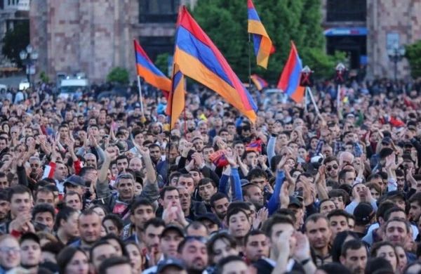 İrəvanda Paşinyanın istefasını tələb edirlər