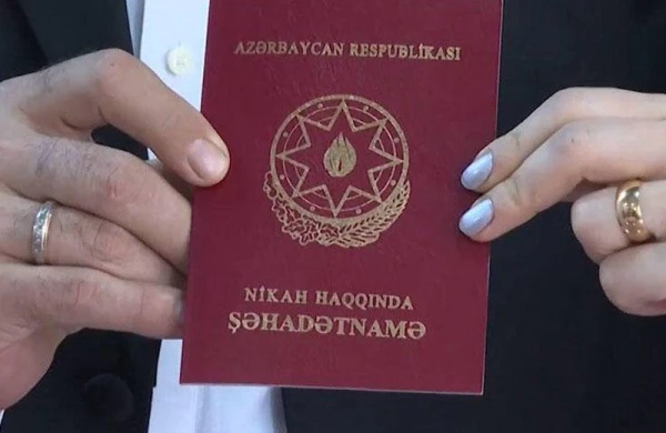 Bakıda məşhur aparıcı yüksək vəzifəli ərindən boşandı - RƏSMİ SƏNƏD - FOTO
