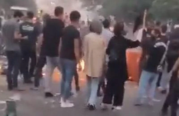 Tehranda etirazçılar prospekti bağlayıblar - VİDEO