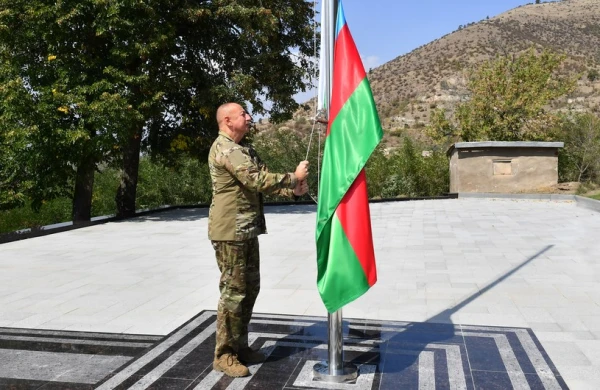 Prezident İlham Əliyev Laçın şəhərində Azərbaycan Bayrağını ucaldıb