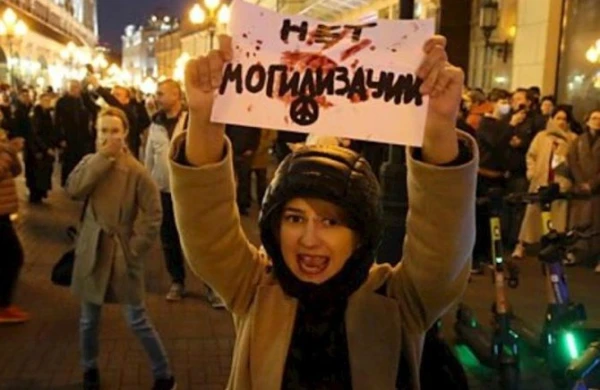 Rusiyada səfərbərliyə etiraza görə saxlanılanlara çağırış vərəqələri verilib - Foto