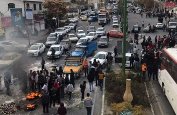 İranda etirazçılar Xameneinin şəkli olan 6 metrlik banneri dağıtdı - VİDEO