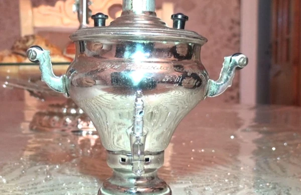 Qəhrəman qazimiz Şuşada tapdığı samovarın sahibini axtarır - Əşyanın üzərində sahibinin adı var - VİDEO