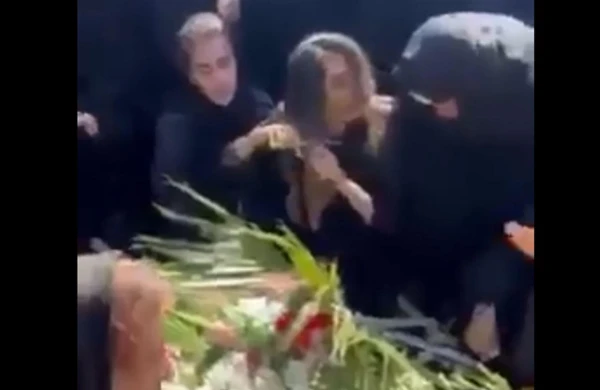 İranda polis güneyli gənci qətlə yetirdi: Bacısı qardaşının məzarı üstündə saçlarını kəsdi - VİDEO