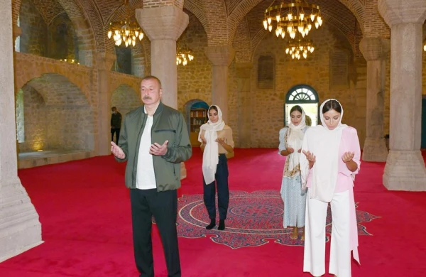 İlham Əliyev və Mehriban Əliyeva Şuşada Yuxarı Gövhərağa məscidini ziyarət edib