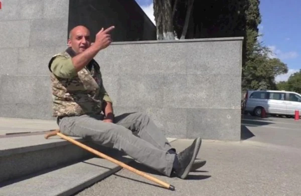 Qazi: "Bu medallarla borclulardan qaçıb gizlənirəm" - Video