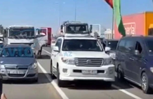 Şəhidlərin anım vaxtı “Land Cruiser” sürücüsündən hörmətsizlik - VİDEO