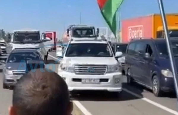 Şəhidlərin anım vaxtı “Land Cruiser” sürücüsündən BÖYÜK HÖRMƏTSİZLİK - VİDEO