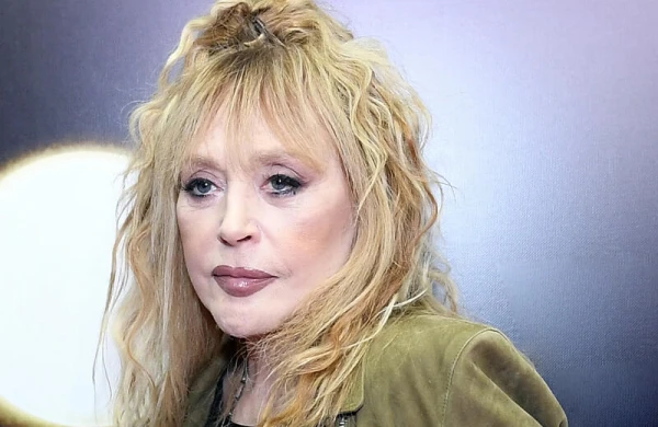 Алла Пугачева улетела из России