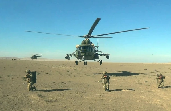 Azərbaycan döyüş helikopterlərini havaya qaldırdı: Zərbələr endirildi - VİDEO
