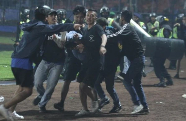 Futbolda dəhşət yaşandı: 127 nəfər öldü