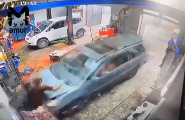 Qadın sürücü ustanı əzdi - ÜRƏYİ ZƏİF OLANLAR BAXMASIN