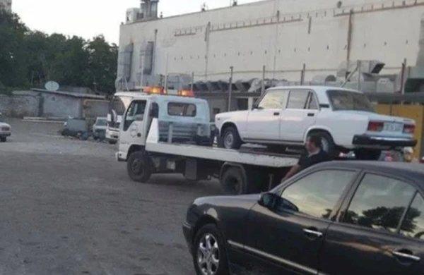 Maşını cərimə meydançasına aparılan qazi rəisin evinə basqın etdi