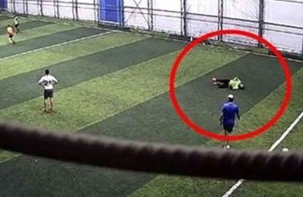 29 yaşlı gənc futbol oynayarkən vəfat etdi - VİDEO