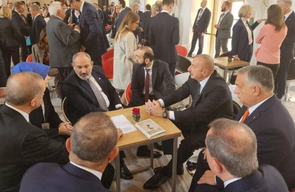 Prezidentlərin görüşündəki kitab diqqət çəkdi - FOTO