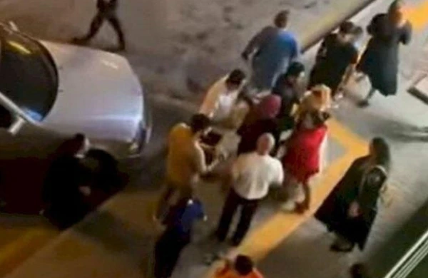 Bakının mərkəzində toy günü gəlin qayınana ilə davaya çıxdı - VİDEO