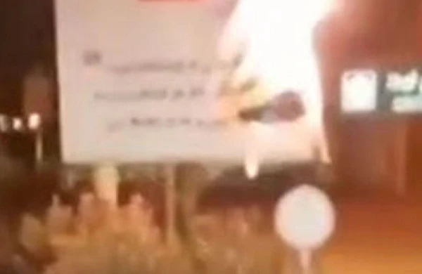 İranda Xameneinin baneri yandırıldı - VİDEO