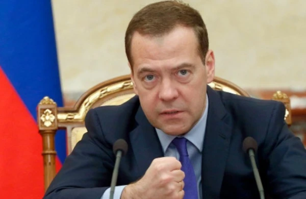 Medvedev Makronun ittihamlarına cavab verdi: "Ayıb olsun, cənab Prezident!"