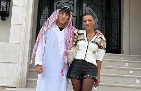 Oğlu ilə şəkil çəkdirən Röya qısa geyiminə görə tənqid edildi - FOTO