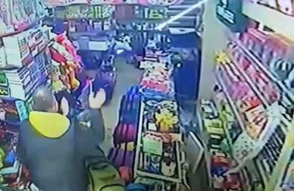 Məktəbliləri döyən satıcı saxlanıldı: “Səs-küy salırdılar...” - VİDEO