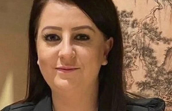 Bu qadın hər şeyə gülür