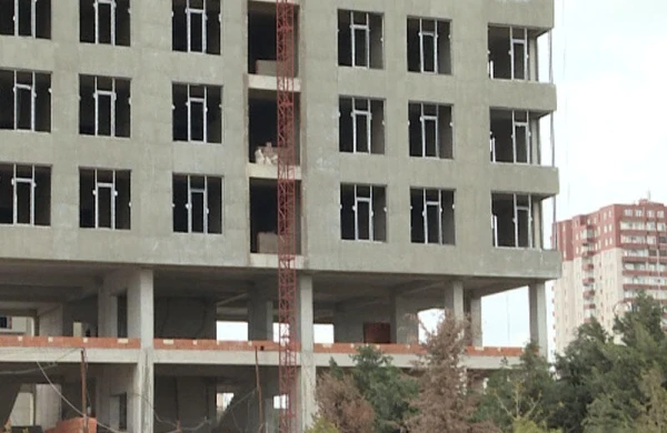 Binəqədidə parkın içində niyə bina tikilir? - VİDEO