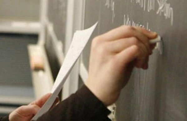 Müəllim dərsdə şagirdin yanağını qopardı