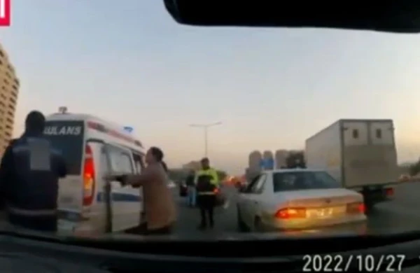 Bakı-Sumqayıt yolunda qəza: Avtomobil təcili yardım maşınına çırpıldı - VİDEO