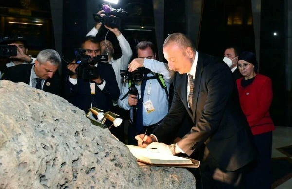 İlham Əliyevin əlyazısı yayıldı, trendə çevrildi - FOTO