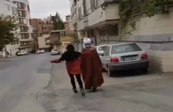 İranda hicabsız qadın mollanın başına şillə vurub qaçdı - VİDEO
