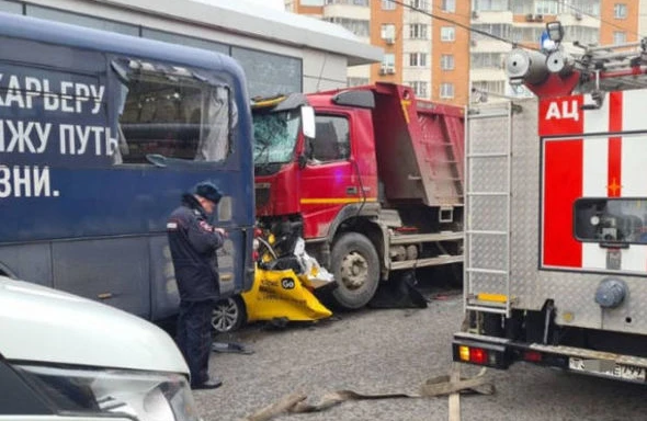Taksi yük maşını ilə avtobusun arasında qaldı - FOTO/VİDEO