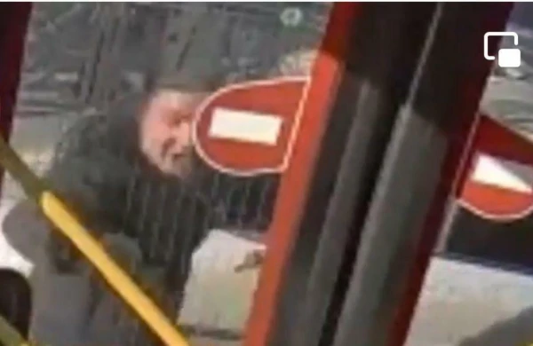 "BakuBus"un qapısını təpikləyən "Corolla" sürücüsü saxlanıldı - 980 manat ödəyəcək - VİDEO - FOTO