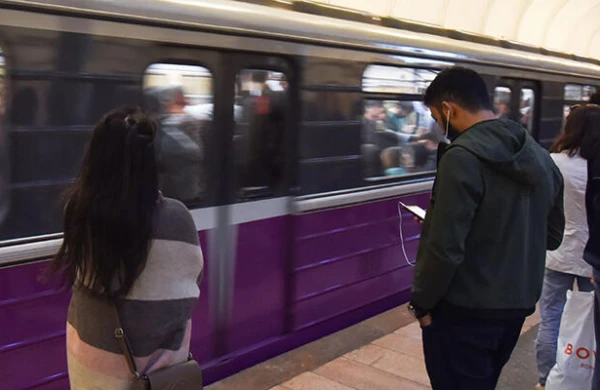 Bakıda metroda gənc qıza qarşı əxlaqsızlıq edib yumruqla vurdu